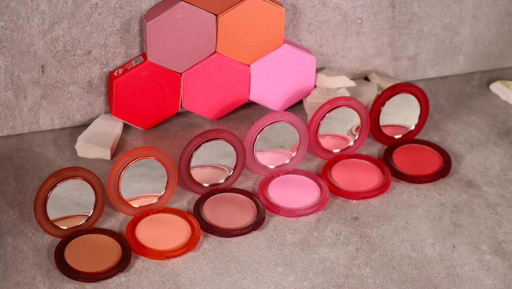 swatches close-up blurring powder blush
